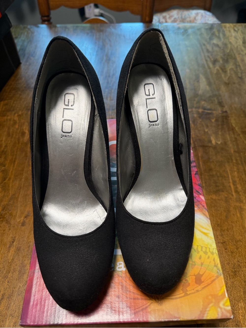 GLO Jeans Black Classic Round-Toe Pumps